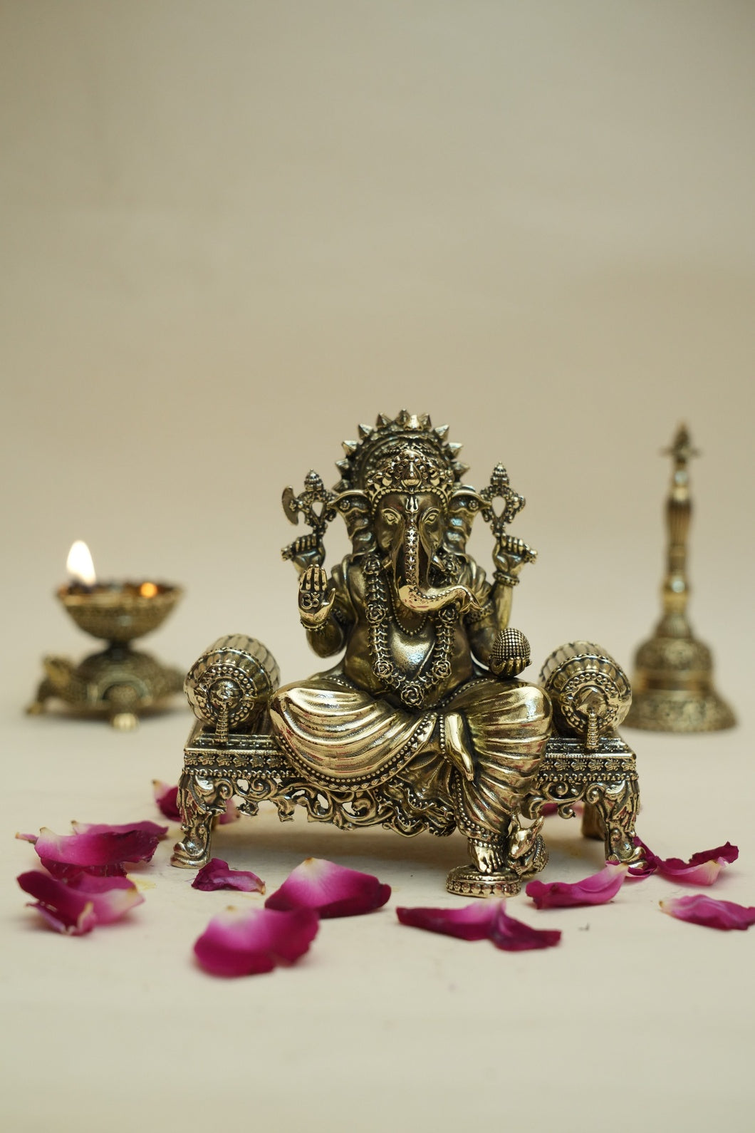 Singhasan Ganesh Idol
