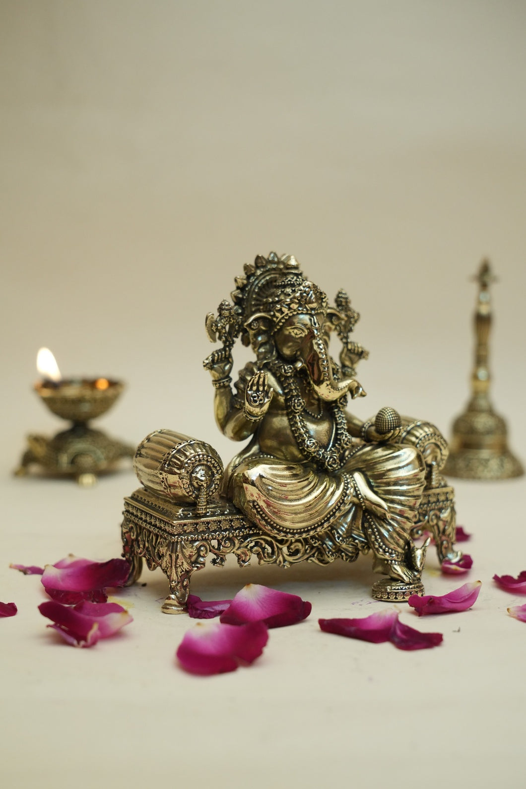 Singhasan Ganesh Idol