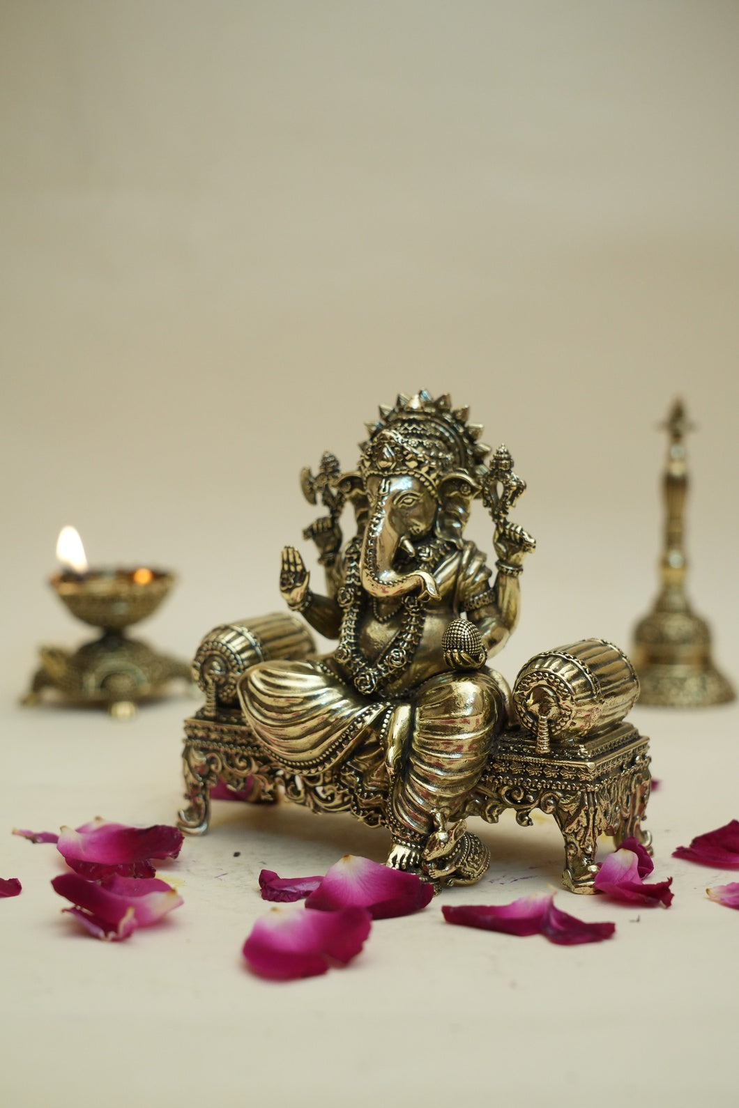 Singhasan Ganesh Idol